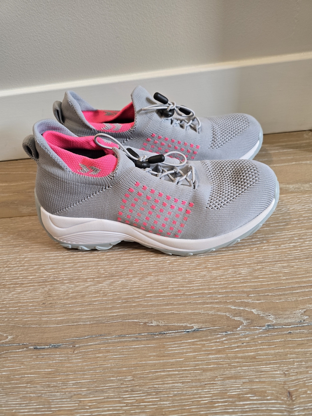 ComfortWear Women’s 8.5 Gray Knit Slip-On Sneakers with Pink Accents